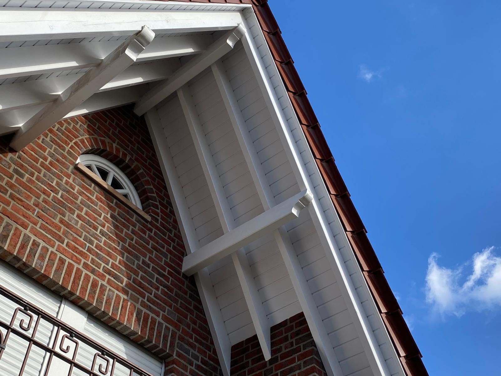 Reinigung von Dach&uuml;berst&auml;nden in Wippingen: Wir s&auml;ubern auch schwer zug&auml;ngliche Bereiche.